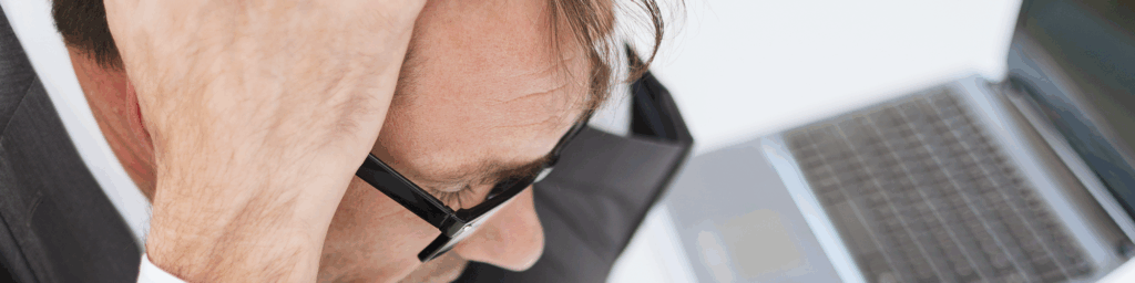 Homem de negócios preocupado e com as mãos na cabeça