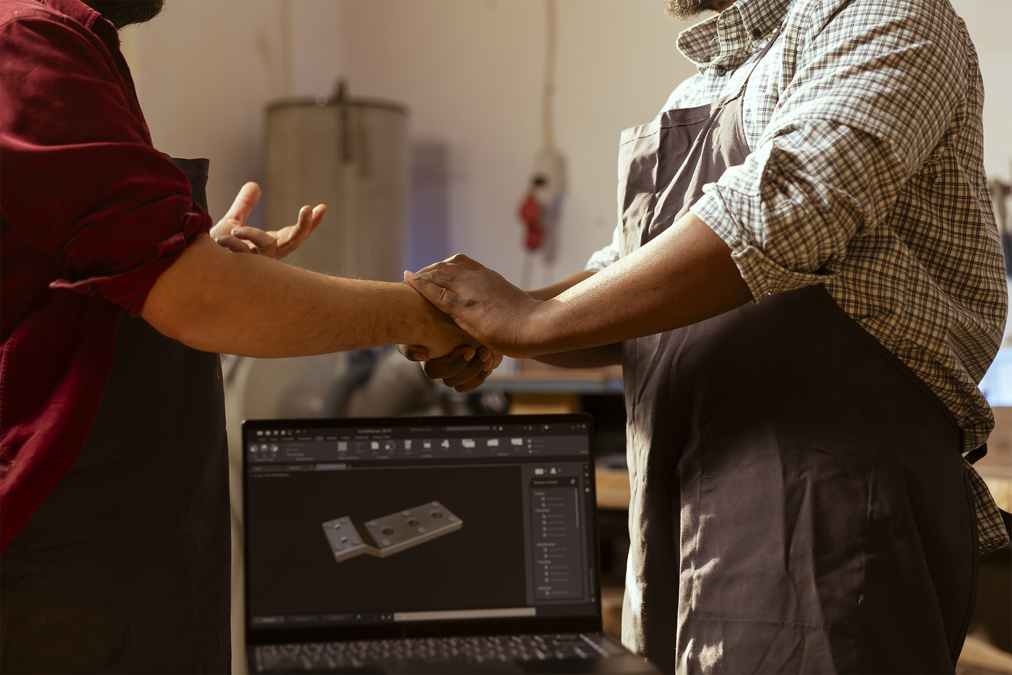 Micro empreendedor Individual (MEI) e cliente apertado as mãos