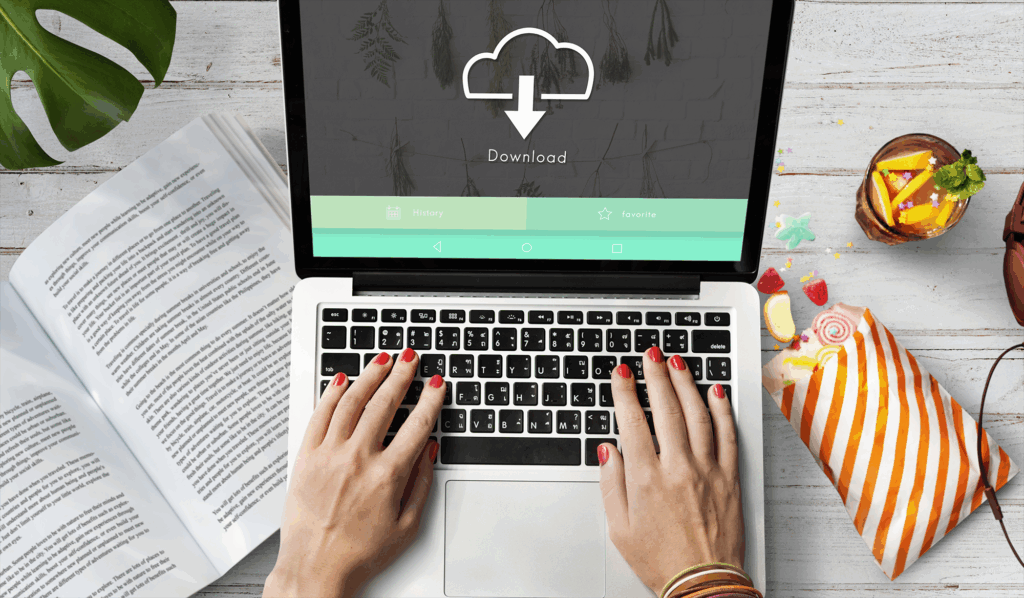 Tela de computador com arquivos sendo armazenados na nuvem.