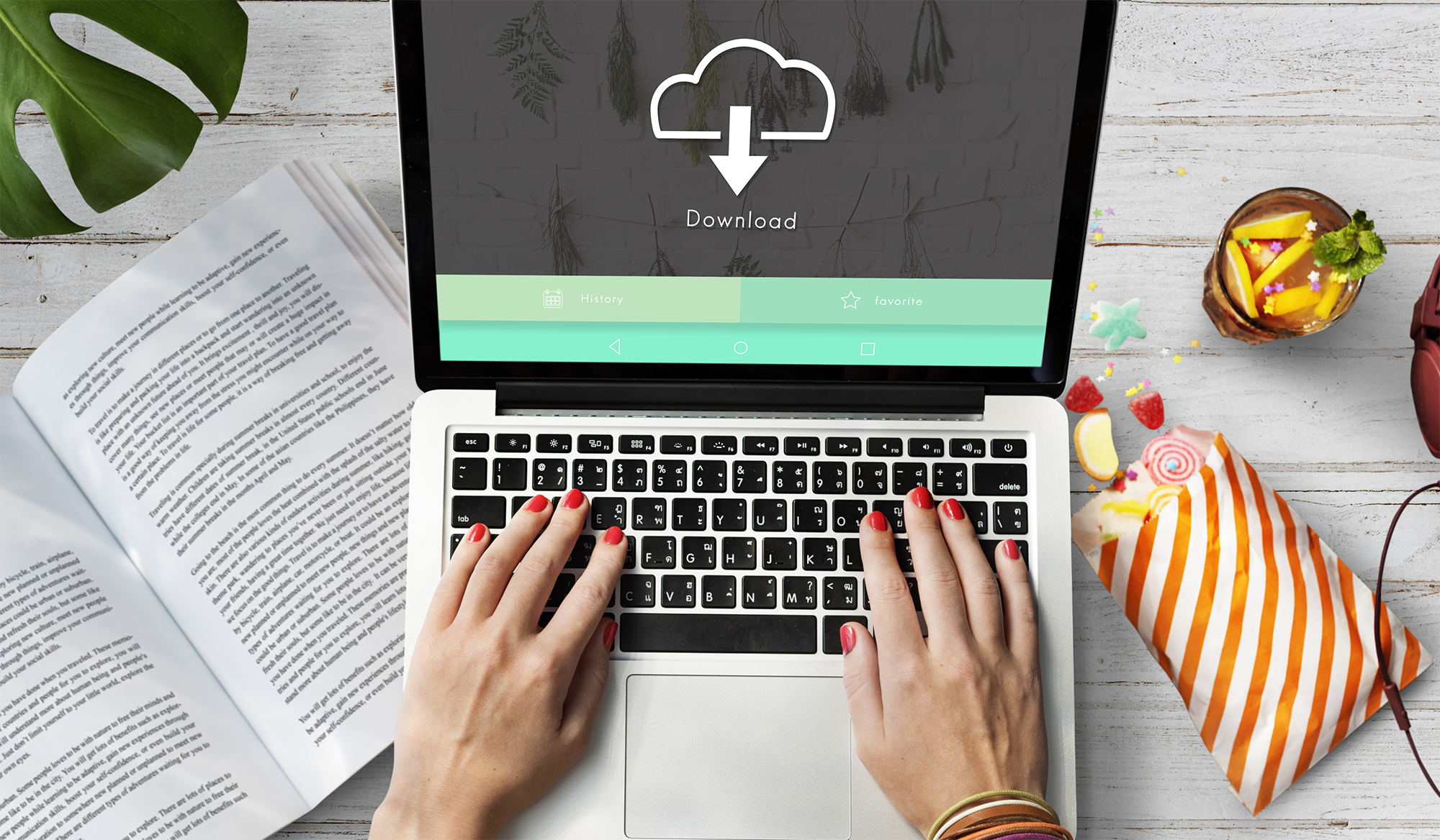 Tela de computador com arquivos sendo armazenados na nuvem.