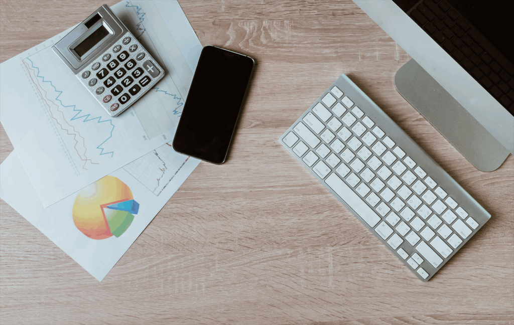 Vista de alto ângulo da tecnologia com papel em mesa de madeira