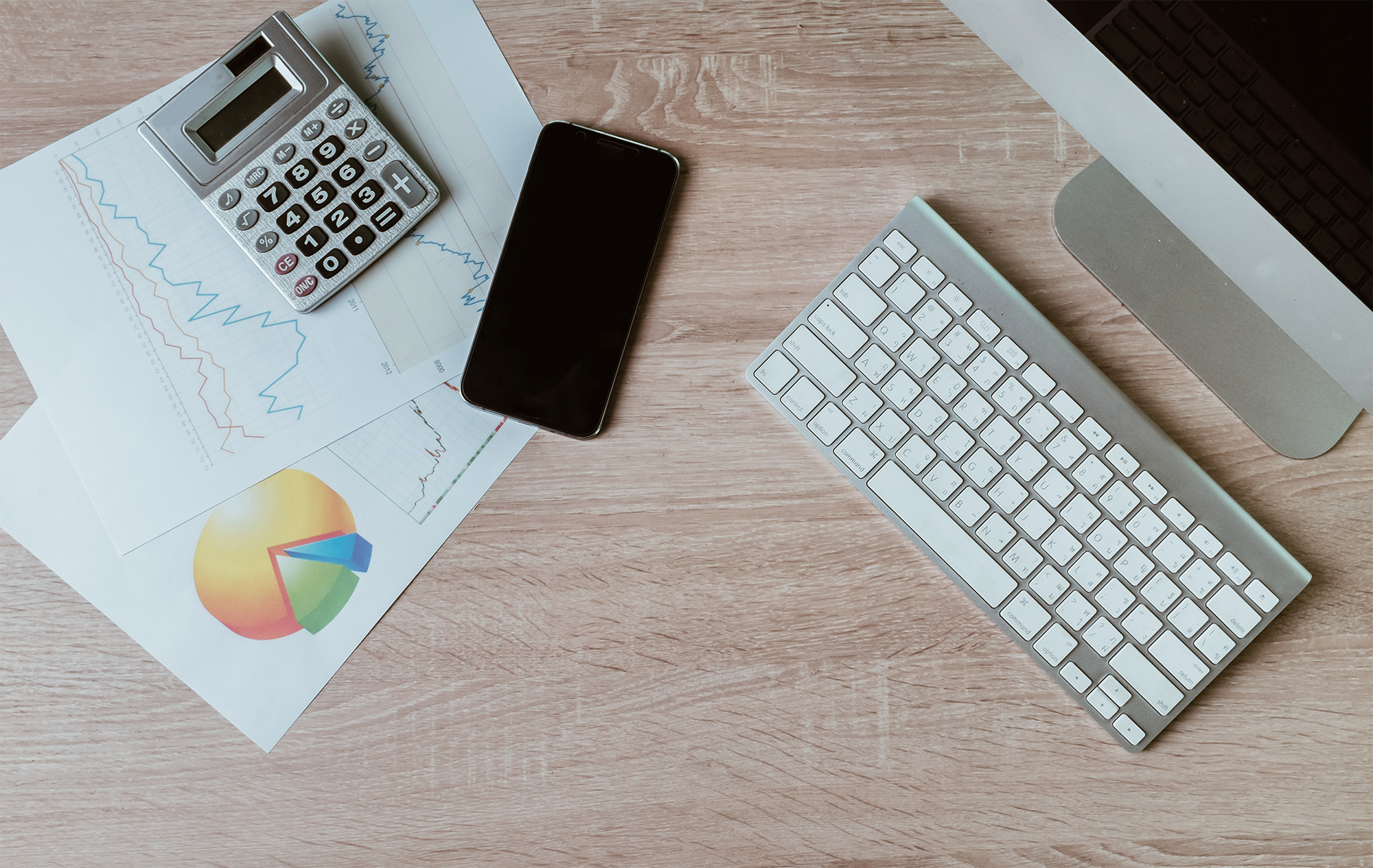 Vista de alto ângulo da tecnologia com papel em mesa de madeira