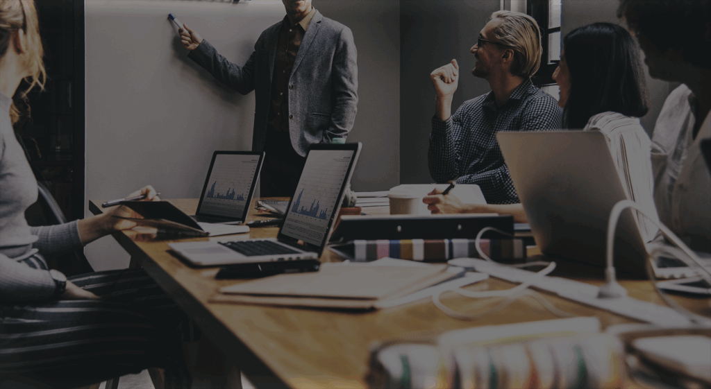 Homens de negócio em uma reunião