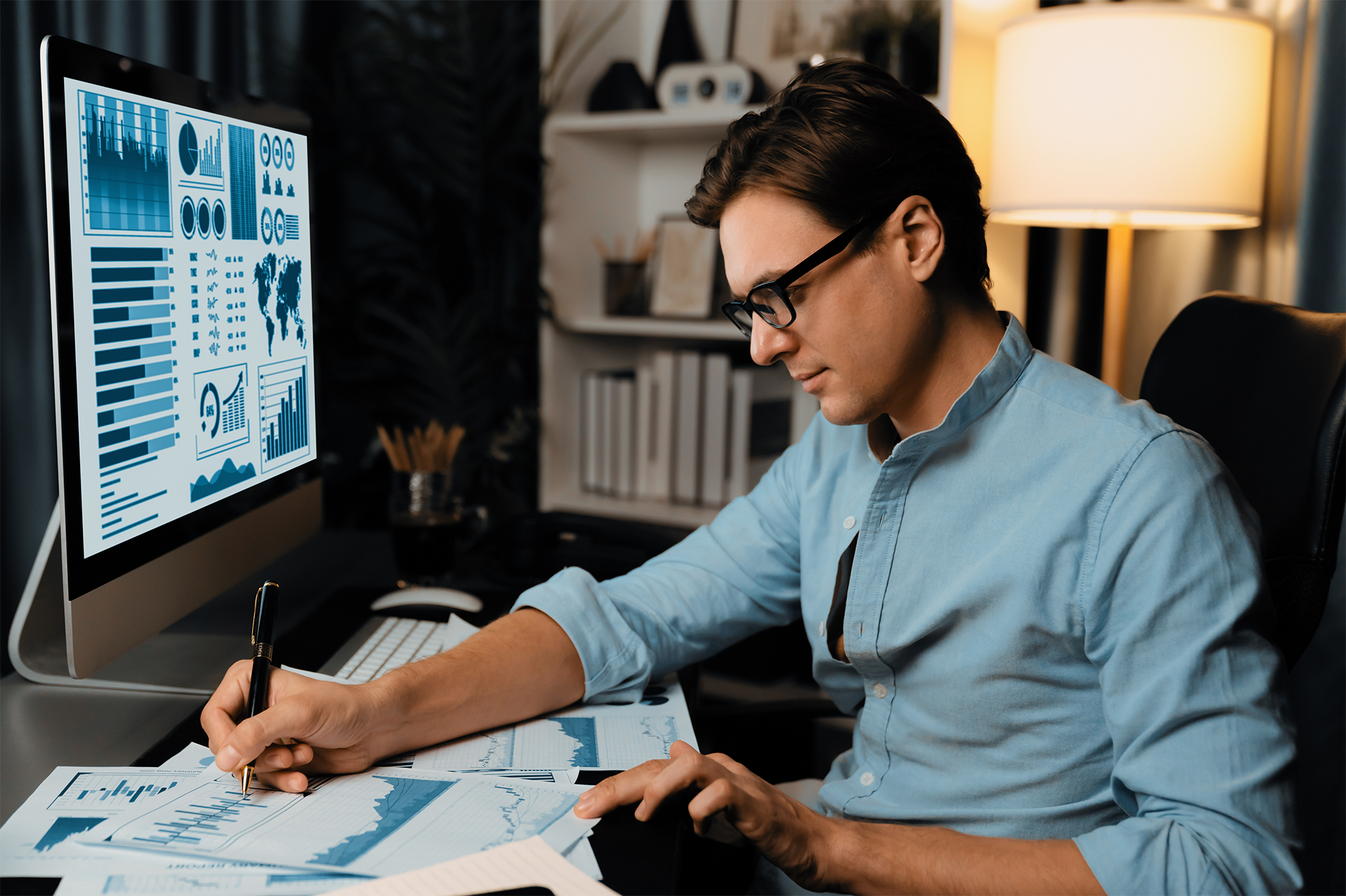 Pensando empresário inteligente cercado de papelada relatório parágrafo pecuniário