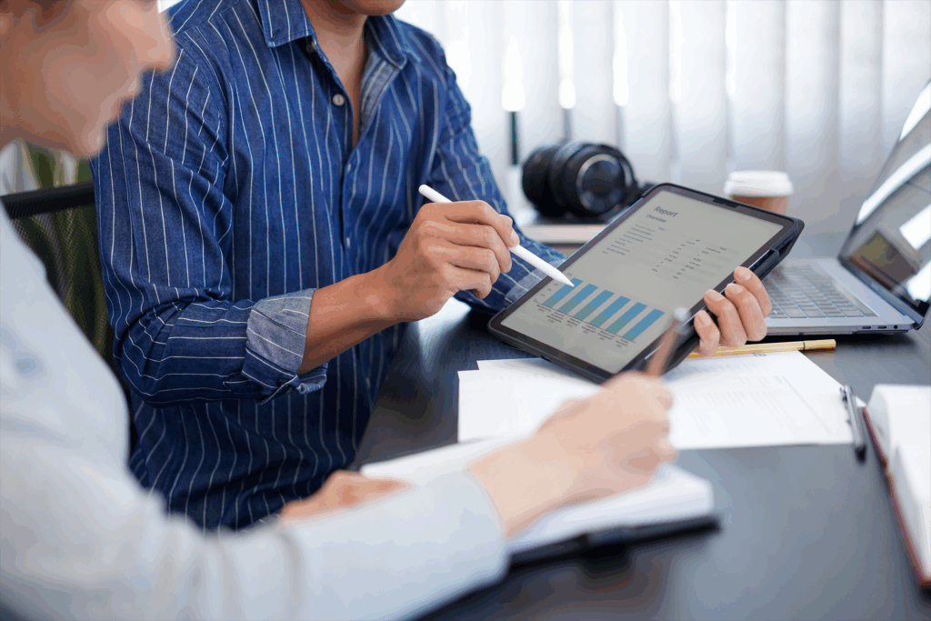 Seção média de um homem usando um telefone celular