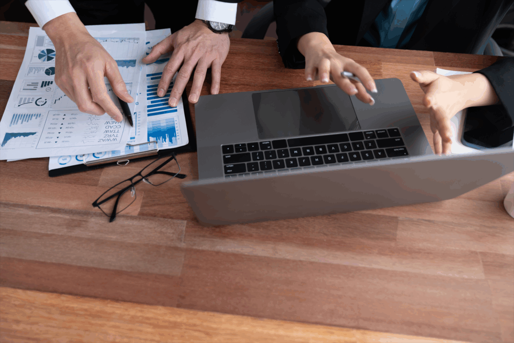 Equipe de analistas ocupados no escritório discutem análise de dados e marketing Jubilant