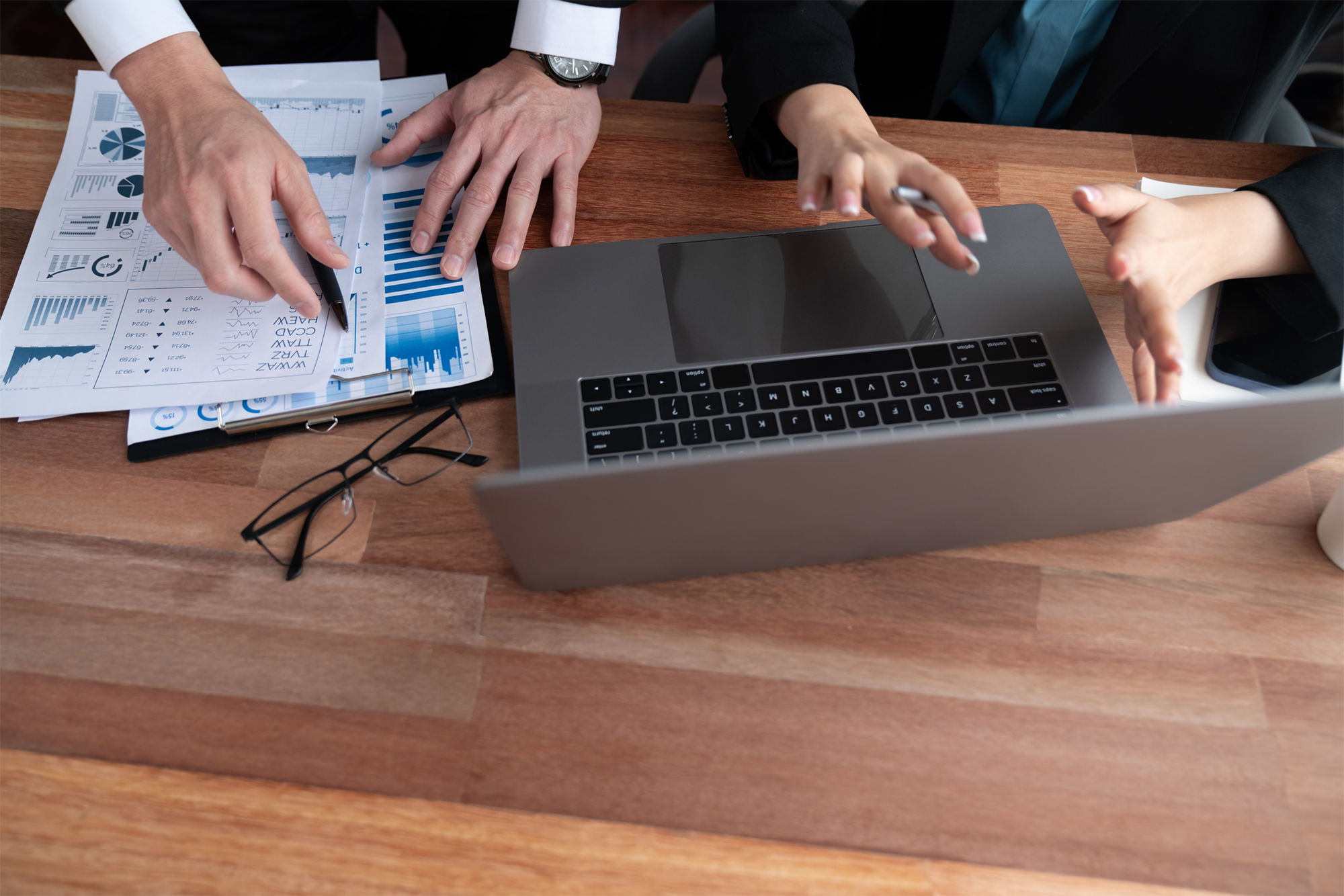Equipe de analistas ocupados no escritório discutem análise de dados e marketing Jubilant