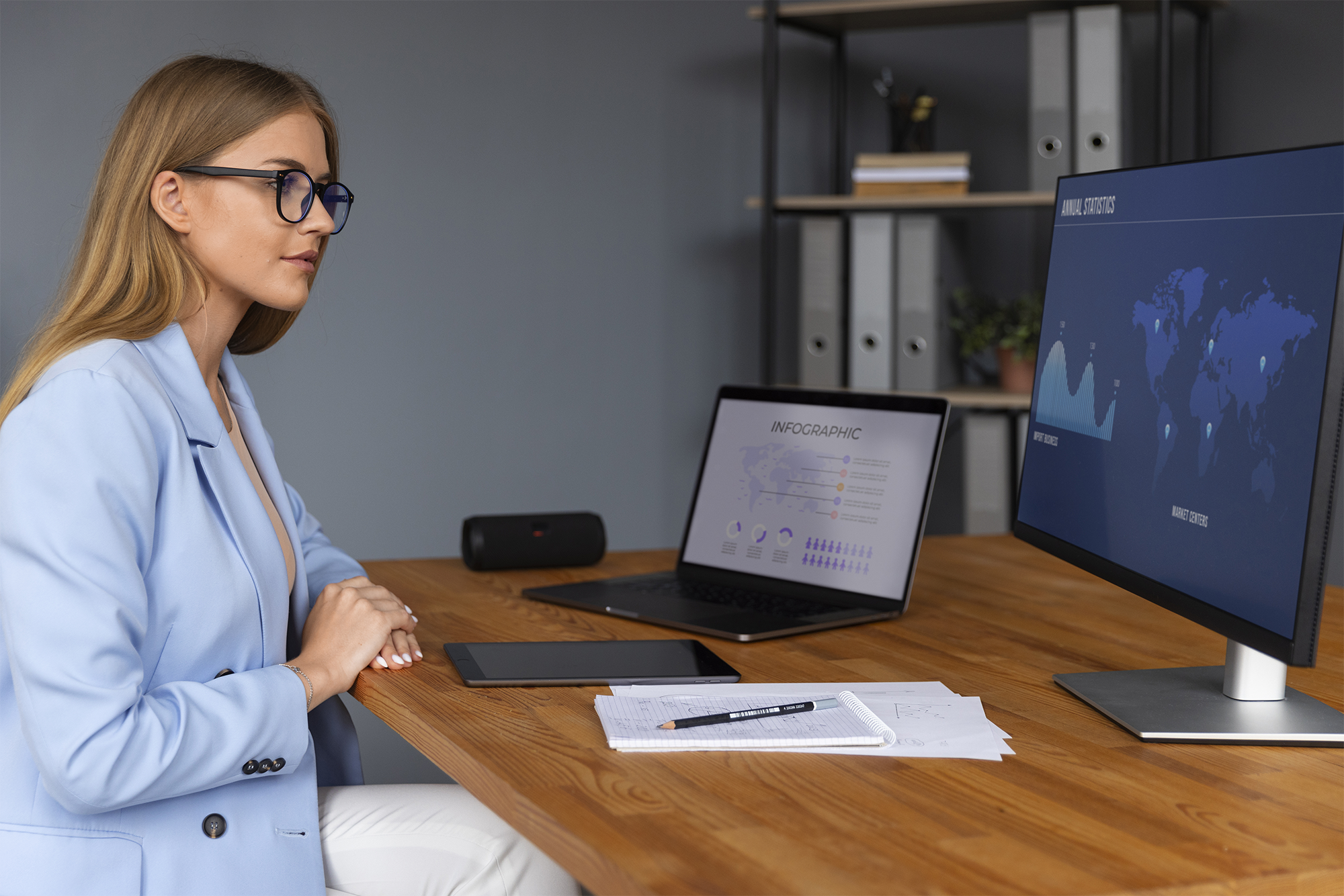 Pessoa olhando para gráficos de finanças