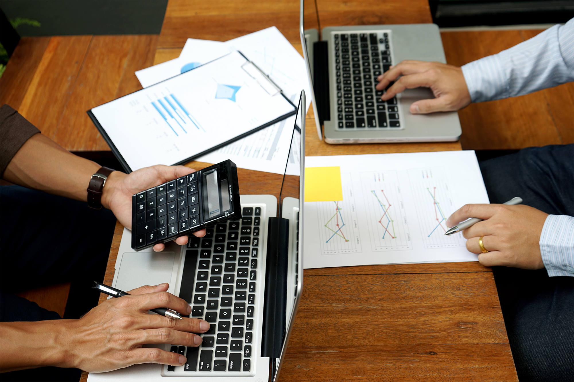 Colegas a usar portátil no escritório