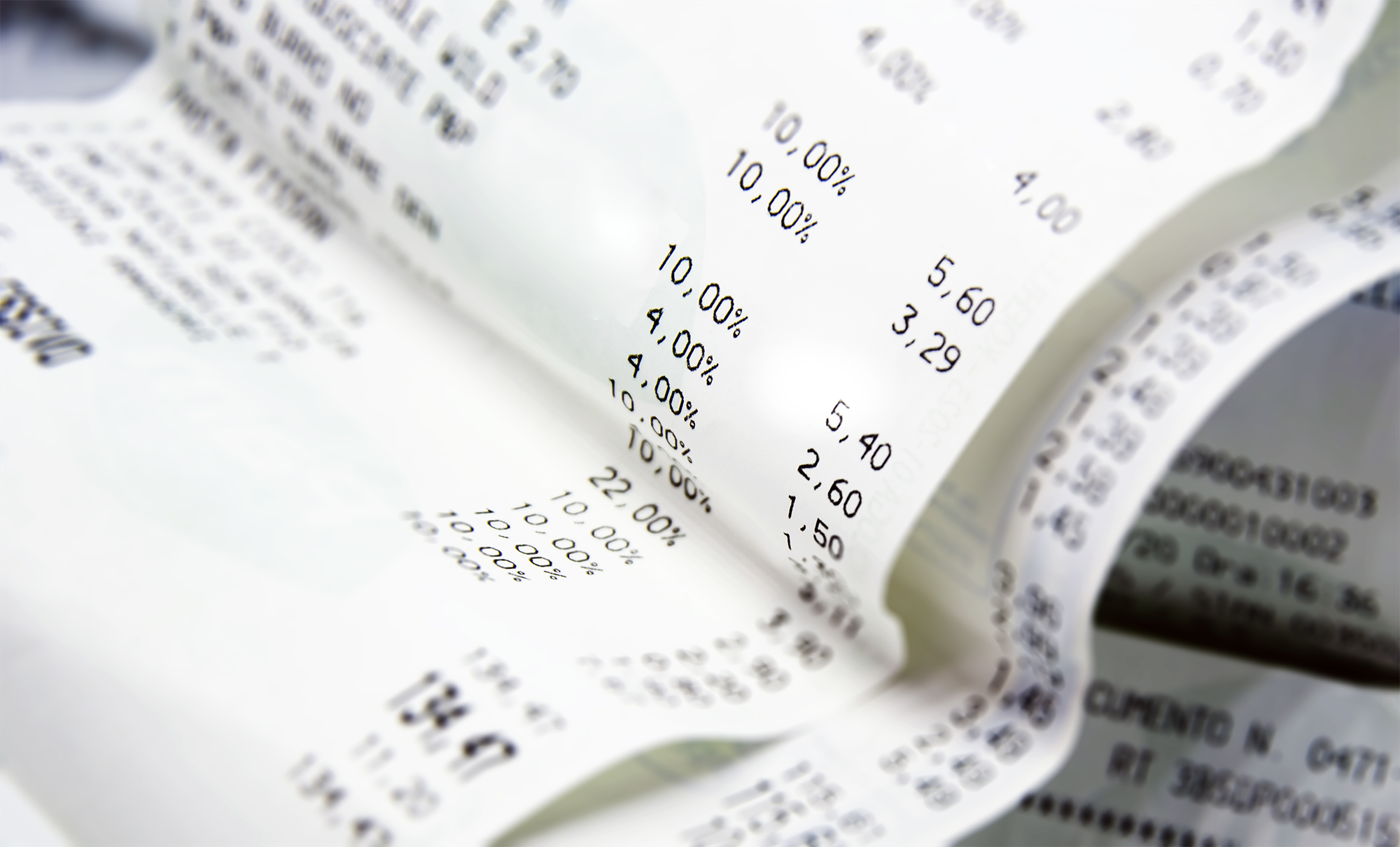 Um recibo em papel com a lista de questões econômicas negócios e economia orçamento financeiro da família