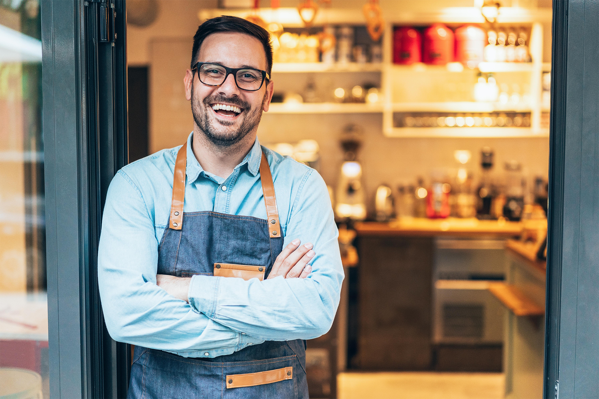 Um grupo sorridente de diversos empresários trabalhando juntos em torno de uma mesa de reunião em um saguão de um complexo de escritórios