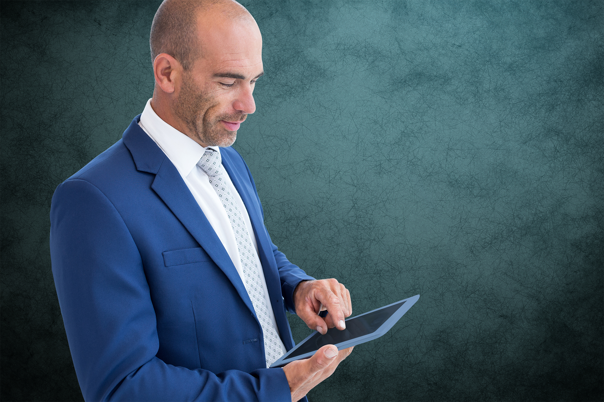 Trabalhador concentrado usando seu tablet