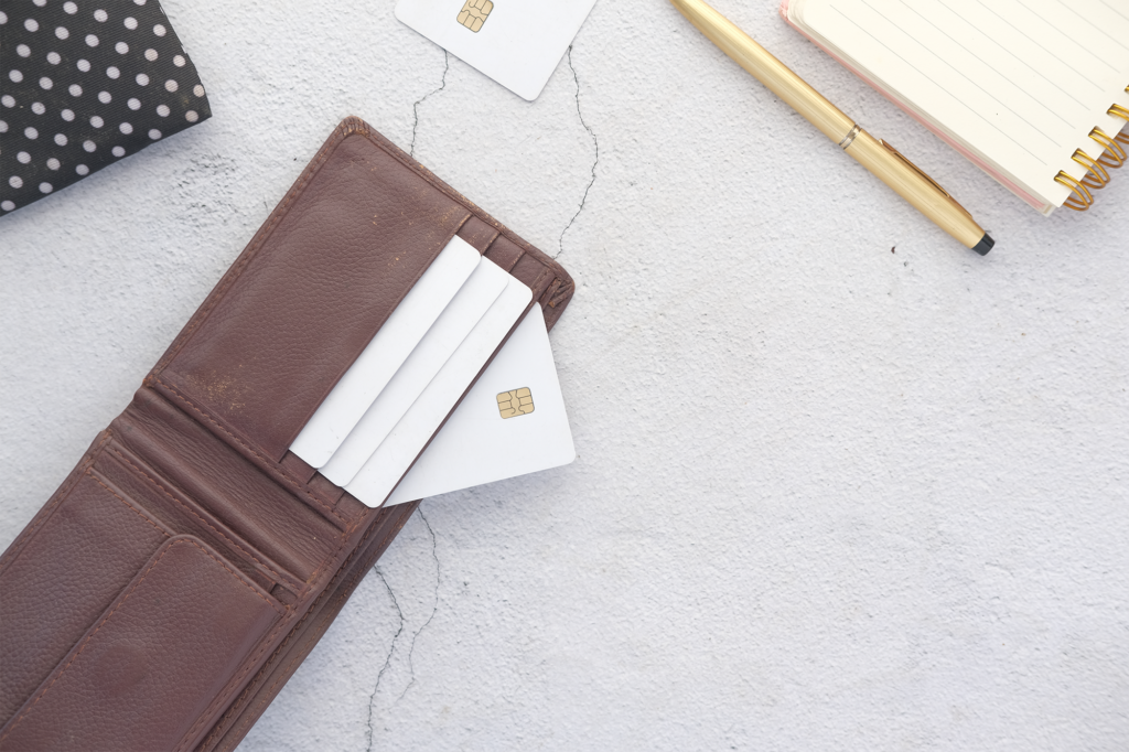 Feche de cartões de crédito em uma carteira na superfície de madeira