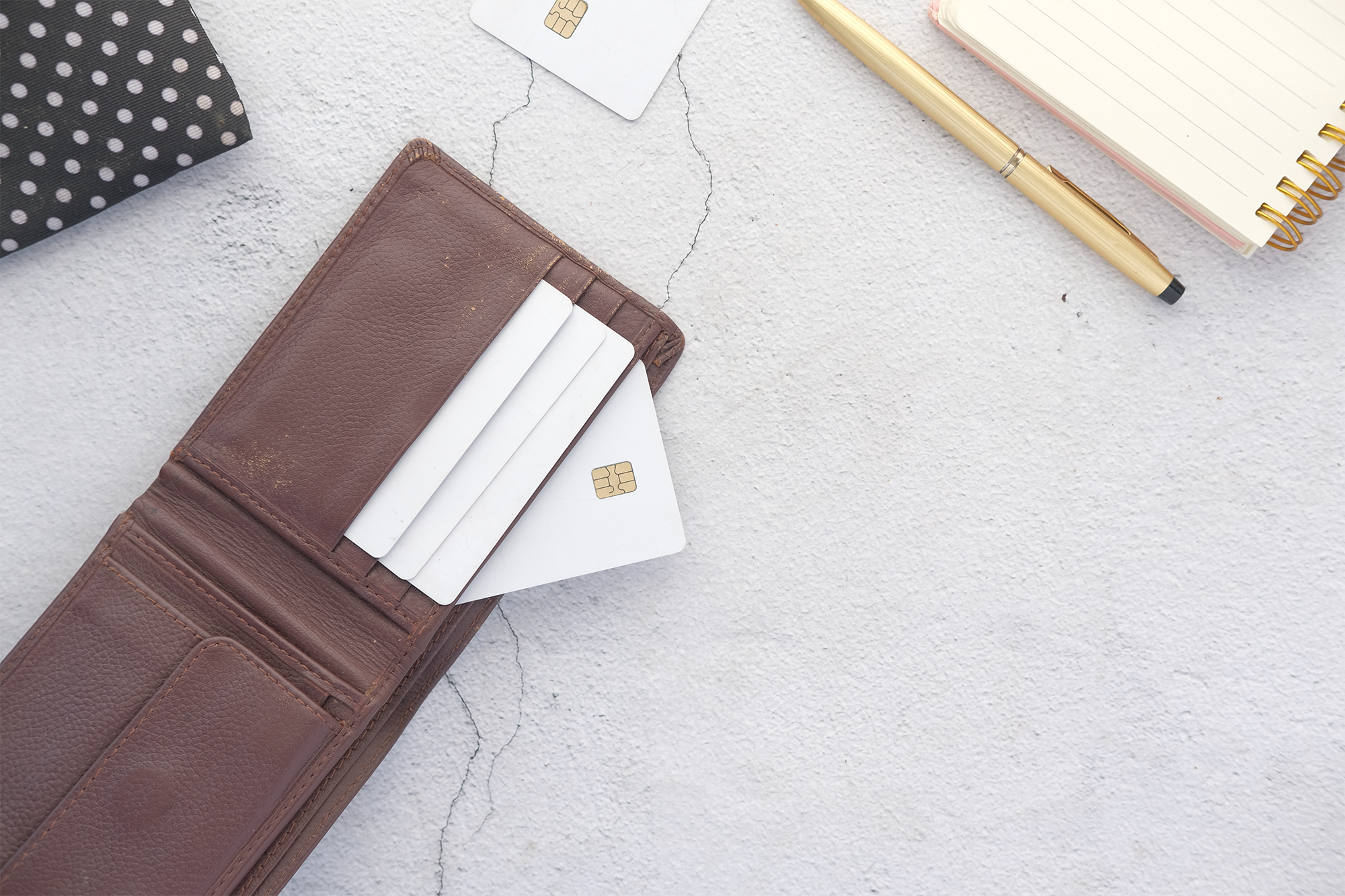 Feche de cartões de crédito em uma carteira na superfície de madeira