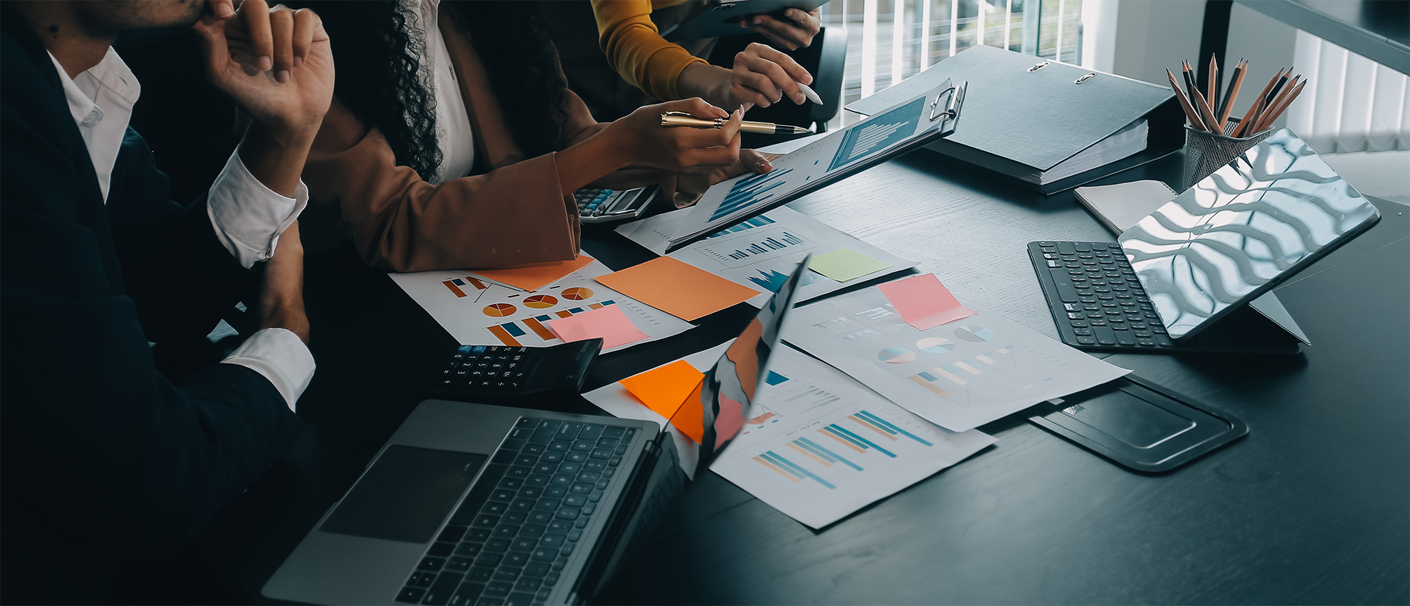 Colaboração da equipe de negócios discutindo análise de trabalho com dados financeiros e relatório de crescimento de marketing gráfico na apresentação da equipe e brainstorming para planejamento de estratégia fazendo lucro da empresa