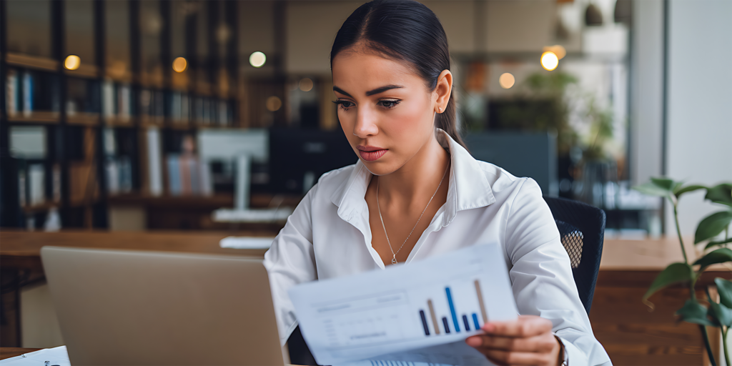 Mulher de negócios a analisar relatórios financeiros