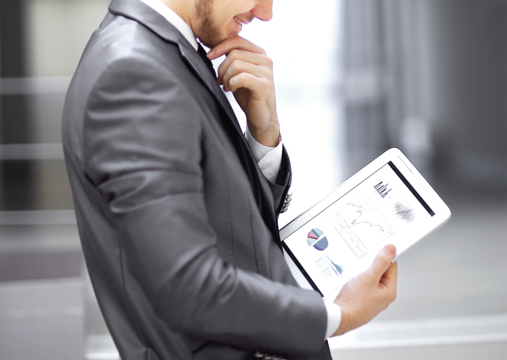 Empresário olha para a tela do tablet digital com a programação digital