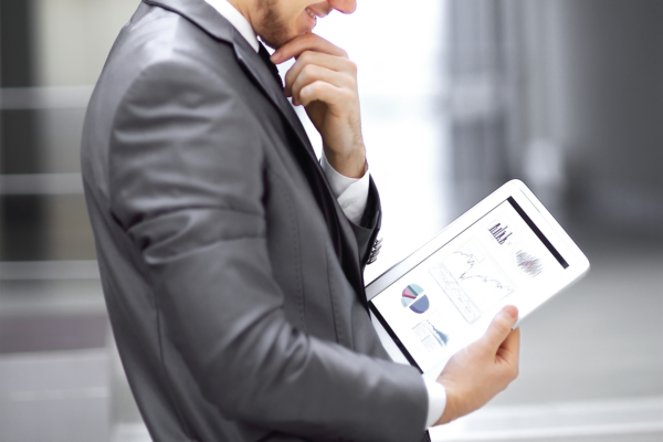 Empresário olha para a tela do tablet digital com a programação digital