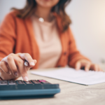 Mulher financeira e mãos na calculadora para relatório de impostos orçamentários e documentos contábeis em casa Fechamento de notas pessoais e planejamento de dinheiro de investimento ou administração de contas financeiras