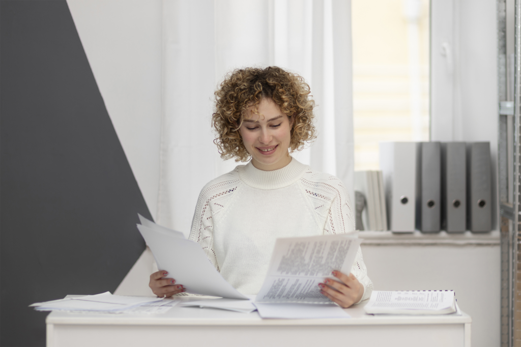 Mulher organizando documentos