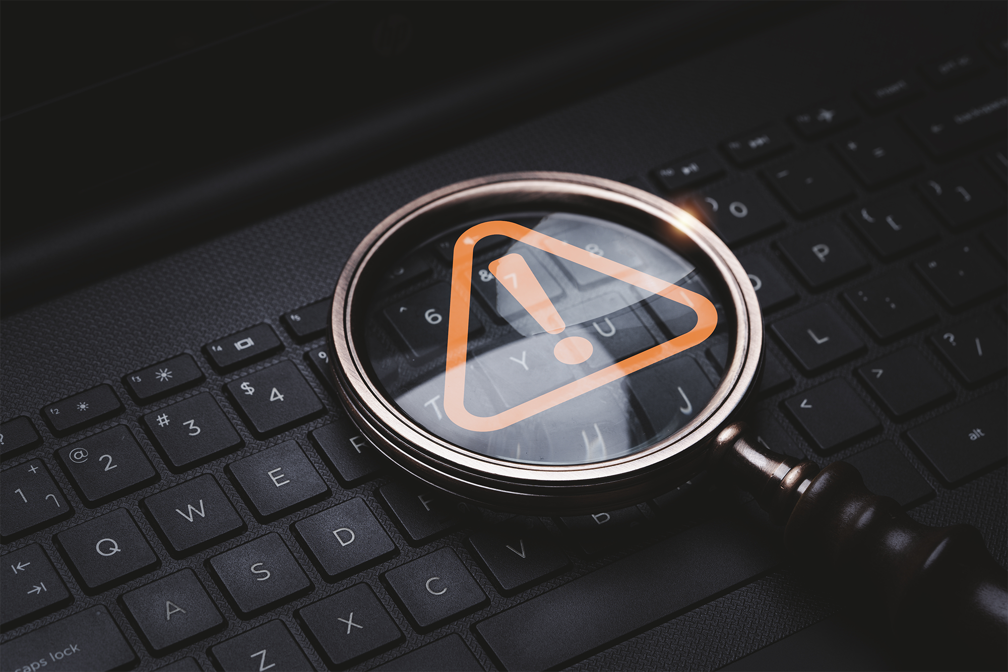 Lupa de vidro com sinal de aviso de advertência de triângulo vermelho no teclado de computador portátil para erro de notificação e conceito de exclamação de tecnologia de manutenção