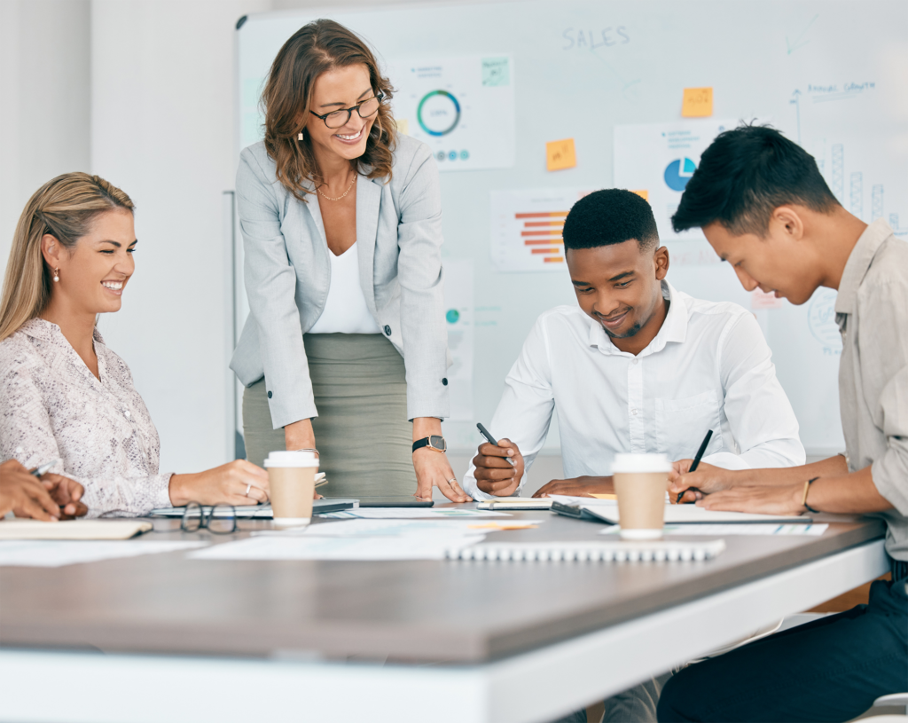 Apresentação de treinamento e revisão com empresários em reunião para planejamento de ideias e estratégia de marketing Trabalho em equipe de treinamento e gráfico de infográfico com funcionário em workshop para dados e metas