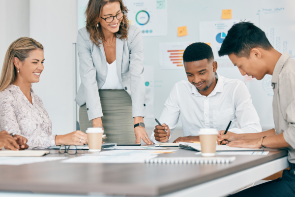 Apresentação de treinamento e revisão com empresários em reunião para planejamento de ideias e estratégia de marketing Trabalho em equipe de treinamento e gráfico de infográfico com funcionário em workshop para dados e metas