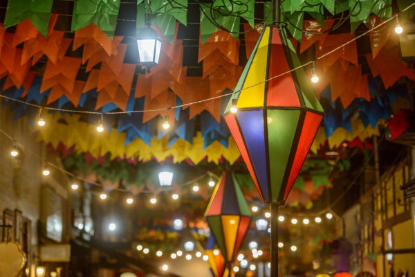 Bandeiras coloridas e balão decorativo para a festa de São João no nordeste do Brasil