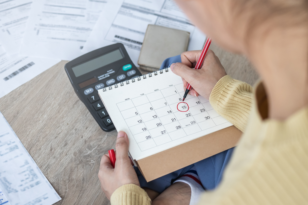 Vista superior deve, mulher asiática de hipoteca, mulher sentada no chão de casa, estressada calcular despesas de contas, sem pagamento de dinheiro no prazo do círculo de marca no calendário. Dívida, falência ou conceito de pessoa falida.