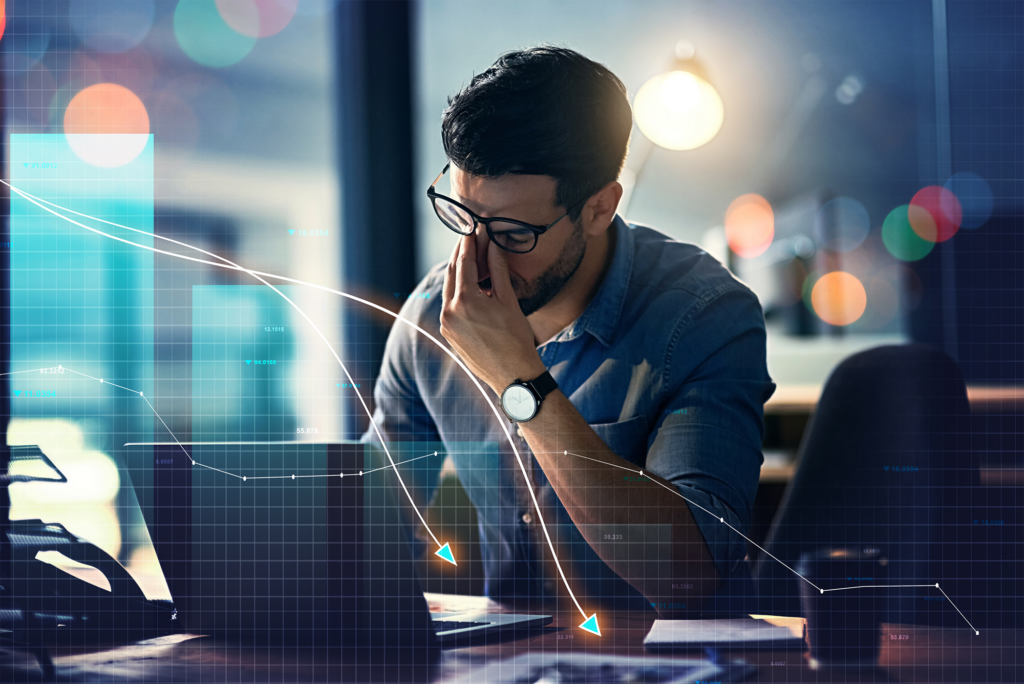 Dor de cabeça e crash do mercado de ações fracasso financeiro ou erro de investimento comercial na sobreposição do escritório noturno comerciante frustrado com depressão dor ou estresse e estatísticas de negociação ou dados no laptop