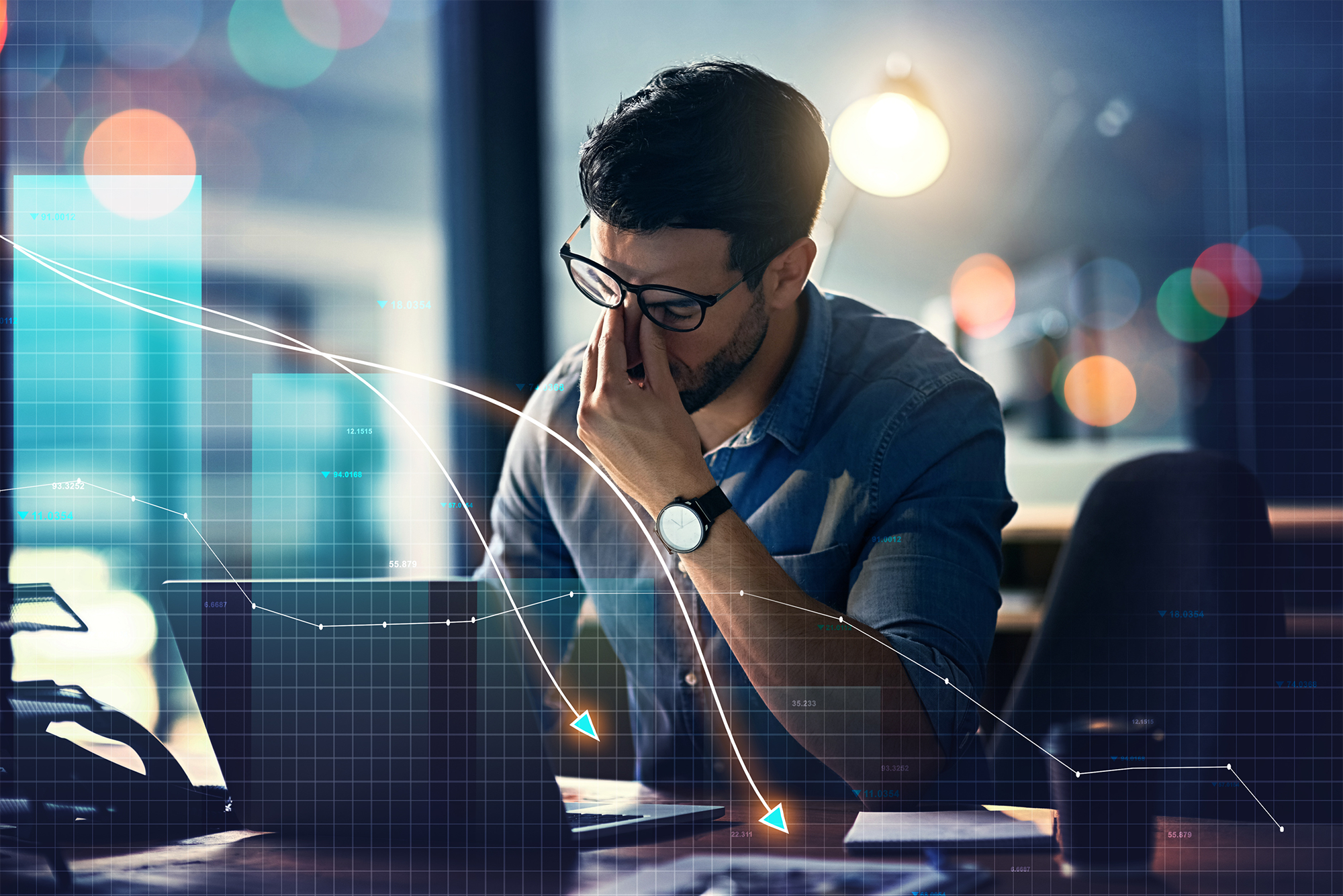Dor de cabeça e crash do mercado de ações fracasso financeiro ou erro de investimento comercial na sobreposição do escritório noturno comerciante frustrado com depressão dor ou estresse e estatísticas de negociação ou dados no laptop