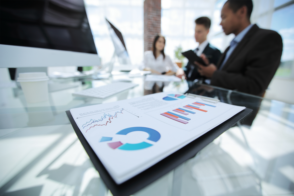 Closeup gráficos financeiros na mesa da equipe de negócios