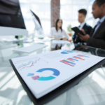 Closeup gráficos financeiros na mesa da equipe de negócios