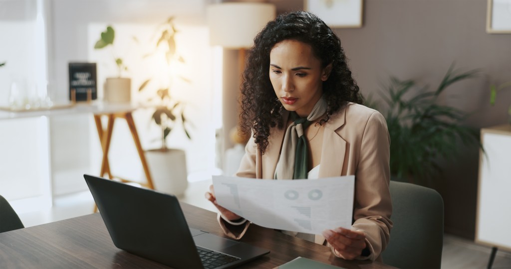 Documentos financeiros ou empresária com notebook para orçamento, poupança e sistema bancário ou pesquisa; analista de revisão financeira ou banqueiro de investimento no escritório lidando com documentação de receitas e impostos ou crescimento de lucros.