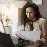 Documentos financeiros ou empresária com notebook para orçamento, poupança e sistema bancário ou pesquisa; analista de revisão financeira ou banqueiro de investimento no escritório lidando com documentação de receitas e impostos ou crescimento de lucros.