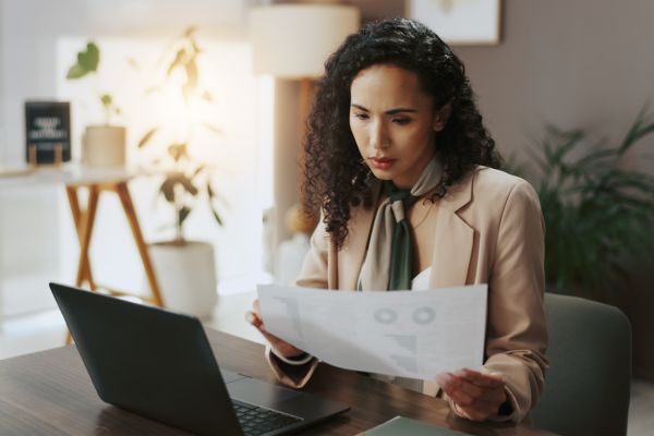 Documentos financeiros ou empresária com notebook para orçamento, poupança e sistema bancário ou pesquisa; analista de revisão financeira ou banqueiro de investimento no escritório lidando com documentação de receitas e impostos ou crescimento de lucros.