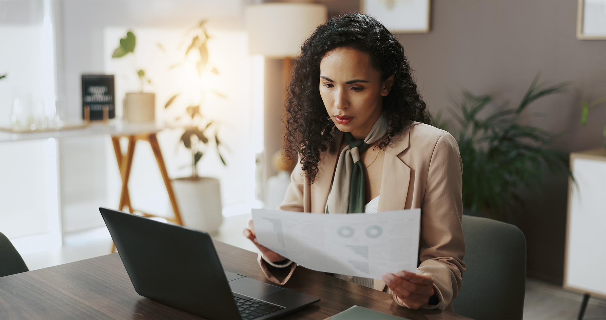 Documentos financeiros ou empresária com notebook para orçamento, poupança e sistema bancário ou pesquisa; analista de revisão financeira ou banqueiro de investimento no escritório lidando com documentação de receitas e impostos ou crescimento de lucros.