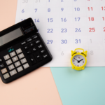 Despertador, calculadora e calendário - conceito de tempo de negócios ou impostos.