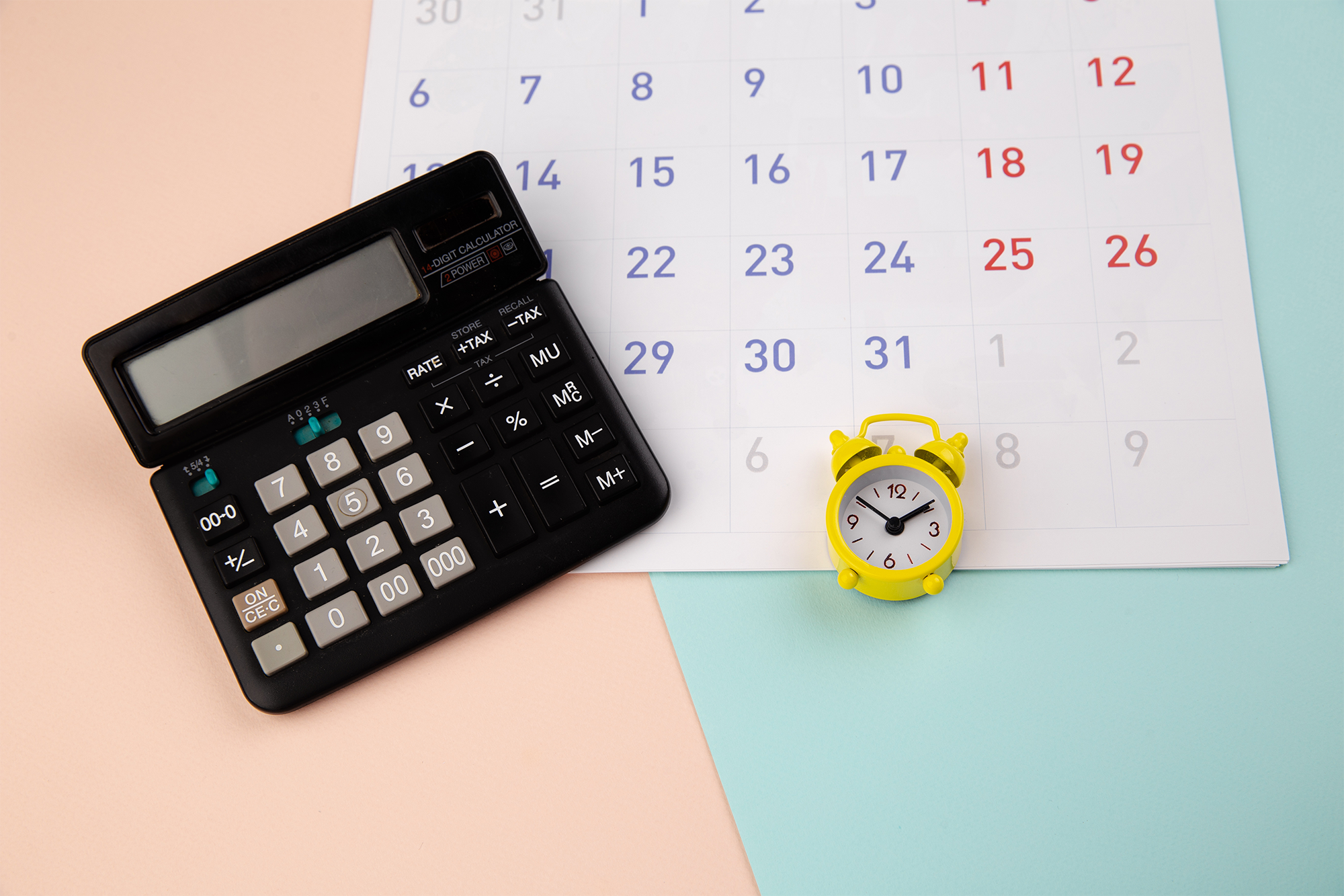 Despertador, calculadora e calendário - conceito de tempo de negócios ou impostos.
