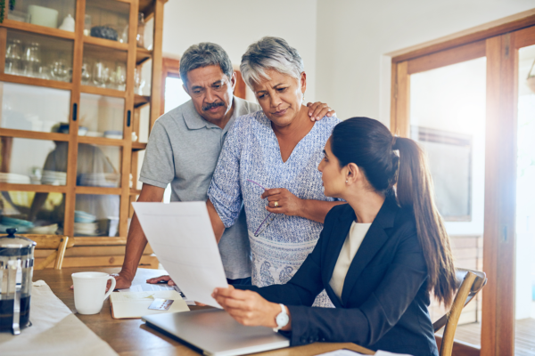 Orçamento de consultor financeiro e casal sênior com papelada de contas e documentos de seguro Consultor de aposentadoria e homem e mulher idosos com planejador financeiro para pagamento de pensão ou investimento