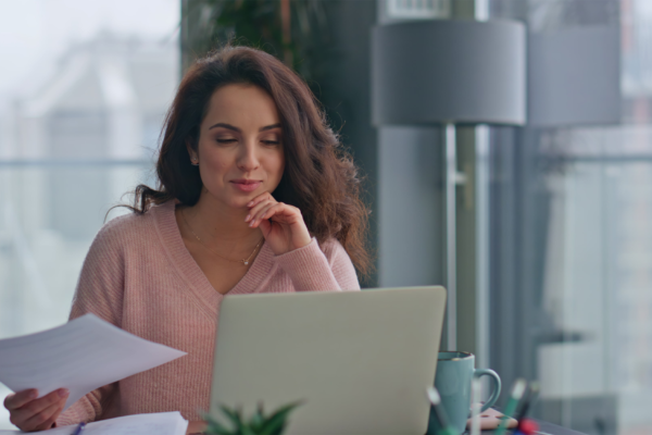 Mulher de negócios confiante falando em videoconferência com laptop em close-up panorâmico do escritório
